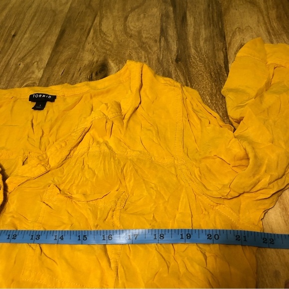 Torrid 1/2 Button Gold Yellow Rayon Roll Tab Sleeve Lightweight Shirt Size 1 - Picture 6 of 8